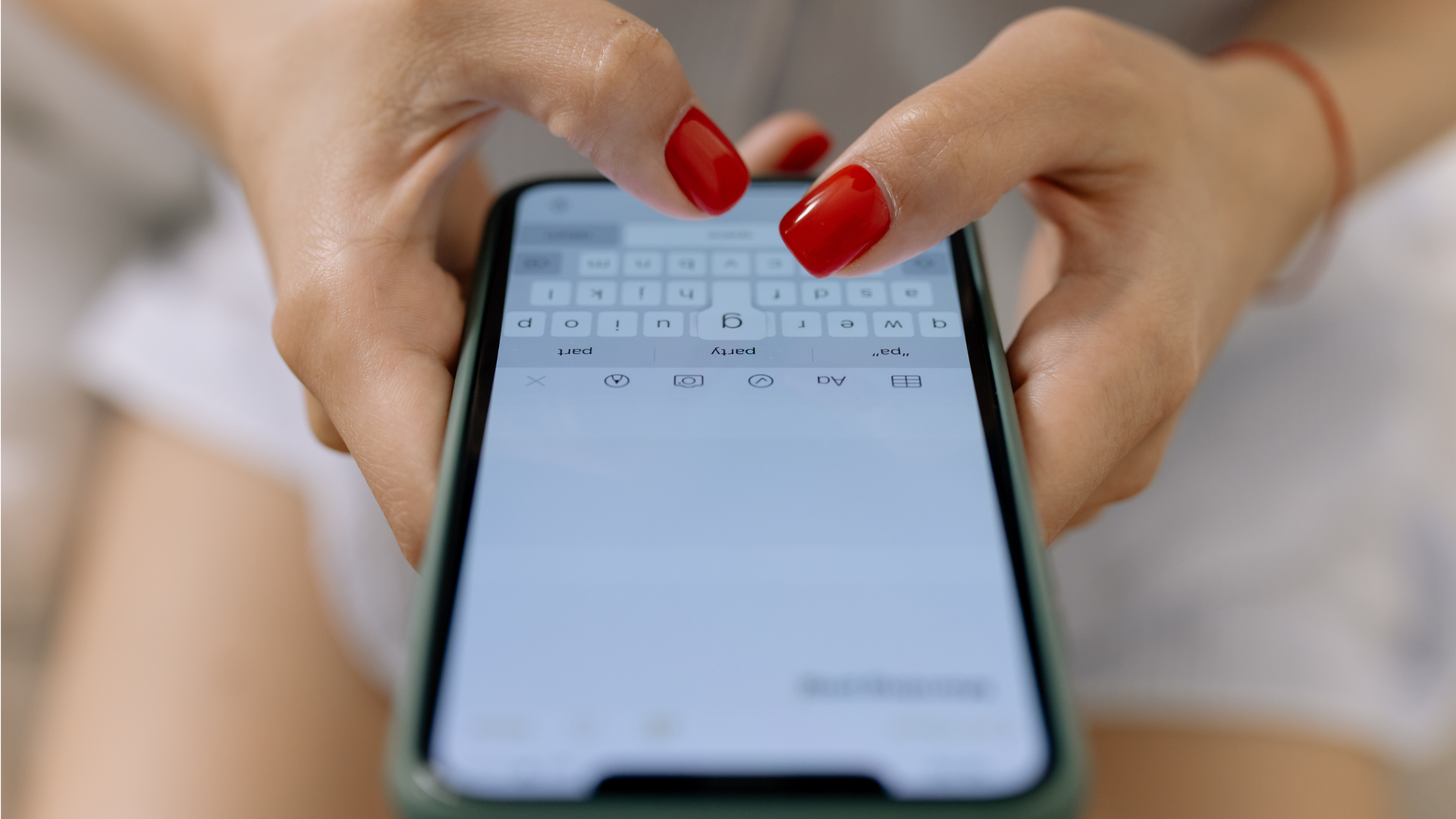 Image of a person sending a personal message on the phone symbolizing customization in messaging 